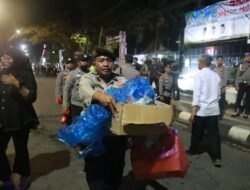 Bukan Langsung Pulang, Personel Polresta Banjarmasin Bersihkan Sampah Usai Aksi Mahasiswa
