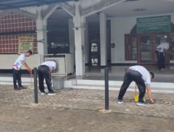 Personel Polres Tabalong Gelar Bakti Sosial Kebersihan Masjid Wardatussalihin dalam Rangka Hari Bhayangkara ke-80