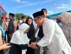 Haru Menyelimuti Kotabaru, Jamaah Haji Kloter 13 BDJ Akhirnya Tiba di Kampung Halaman