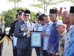 Bupati Andi Rudi Latif Serahkan Piagam Penghargaan kepada Relawan Kemanusiaan pada HUT Ke-80 Bhayangkara