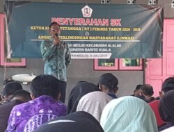 Serahkan SK Ketua RT dan Linmas, Pemdes Tatah Masjid Dorong Tata Kelola Desa yang Lebih Baik