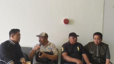 Menanti Agenda DPRD, Wartawan Isi Waktu dengan Diskusi Isu Daerah hingga Berbagi Pengalaman Liputan