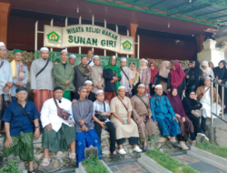 Wakil Ketua DPRD Tanah Bumbu Berangkatkan 43 Jamaah Majelis An-Nuriah Ziarah ke Makam Wali di Pulau Jawa