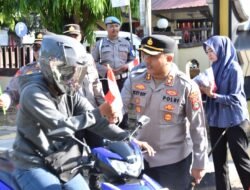 Ratusan Pengendara Terima Bendera Merah Putih, Polres Tanah Laut Gaungkan Semangat Kemerdekaan