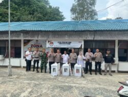 Menyeberang Laut Demi Pesta Demokrasi, Polsek Pulau Sembilan Kawal Logistik Pilkades