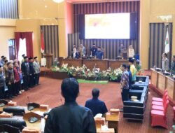 BATULICIN – Dewan Perwakilan Rakyat Daerah (DPRD) Kabupaten Tanah Bumbu memperingati Hari Ulang Tahun (HUT) ke-22 dengan semangat memperkuat pengabdian, sinergi, dan pelayanan kepada masyarakat. Peringatan hari jadi lembaga legislatif tersebut menjadi momentum refleksi atas perjalanan DPRD dalam menjalankan tiga fungsi utama, yakni pembentukan peraturan daerah, penganggaran, dan pengawasan demi mendukung pembangunan Kabupaten Tanah Bumbu.  radio-swarabersujud.com Ketua DPRD Tanah Bumbu, Andrean Atma Maulani, menyampaikan bahwa usia ke-22 menjadi pengingat bagi seluruh anggota dewan untuk terus meningkatkan kualitas kinerja dan memperkuat kepercayaan publik melalui kerja yang profesional, transparan, dan berpihak kepada kepentingan masyarakat.  radio-swarabersujud.com Menurutnya, keberhasilan pembangunan daerah tidak terlepas dari sinergi yang baik antara DPRD, pemerintah daerah, serta seluruh elemen masyarakat dalam mewujudkan Tanah Bumbu yang maju, makmur, dan beradab.  radio-swarabersujud.com Peringatan HUT ke-22 DPRD juga diisi dengan ungkapan rasa syukur serta ajakan untuk menjadikan momentum tersebut sebagai motivasi meningkatkan dedikasi dalam memberikan pelayanan terbaik kepada masyarakat Kabupaten Tanah Bumbu.