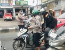 Peduli Dampak Kabut Asap, Kapolsek Banjarmasin Tengah Bagikan Masker kepada Pengendara
