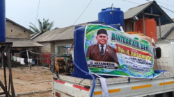 Wakil Ketua I DPRD Tanbu Salurkan Bantuan Air Bersih ke Tiga Desa di Kusan Hilir