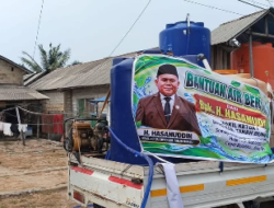 Wakil Ketua I DPRD Tanbu Salurkan Bantuan Air Bersih ke Tiga Desa di Kusan Hilir