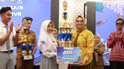 Ketua Dekranasda Kabupaten Tanah Bumbu, Ibu Andi Irmayani Rudi Latif bersama Juara Lomba Desain Motif Tenun Tanah Bumbu 2026