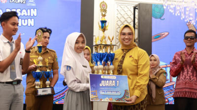 Ketua Dekranasda Kabupaten Tanah Bumbu, Ibu Andi Irmayani Rudi Latif bersama Juara Lomba Desain Motif Tenun Tanah Bumbu 2026
