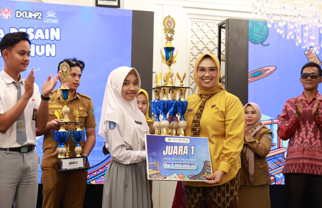 Ketua Dekranasda Kabupaten Tanah Bumbu, Ibu Andi Irmayani Rudi Latif bersama Juara Lomba Desain Motif Tenun Tanah Bumbu 2026