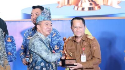 Gubernur Kalimantan Selatan Bapak H. Muhidin bersama Asisten Perekonomian dan Pembangunan (Asisten II) Sekretariat Daerah Kabupaten Tanah Bumbu Bapak Eryanto Rais