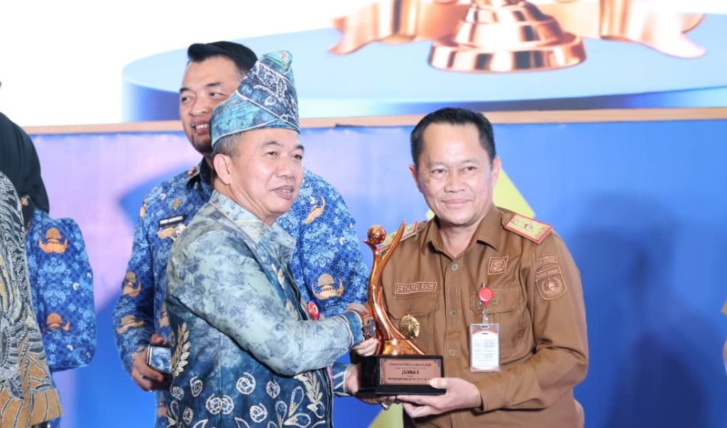 Gubernur Kalimantan Selatan Bapak H. Muhidin bersama Asisten Perekonomian dan Pembangunan (Asisten II) Sekretariat Daerah Kabupaten Tanah Bumbu Bapak Eryanto Rais